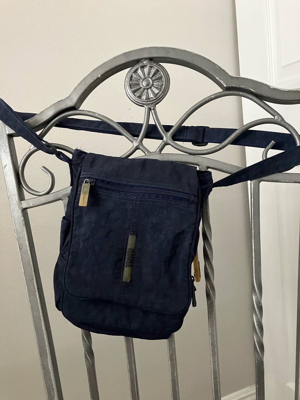 VINTAGE - TOTTO Small Dark Blue crossbody messenger bag made from crinkle nylon.